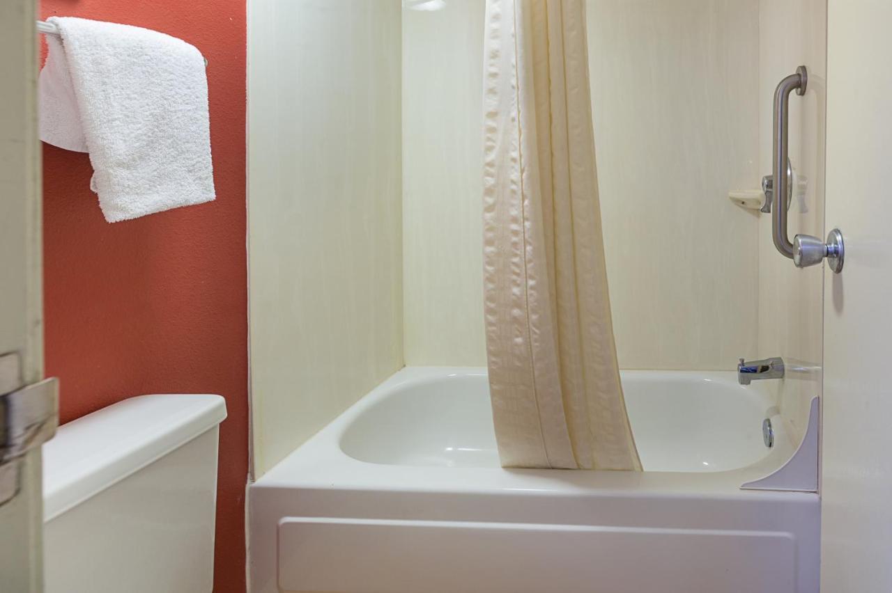 Red Roof Inn Detroit - Фармингтън Хилс Екстериор снимка
