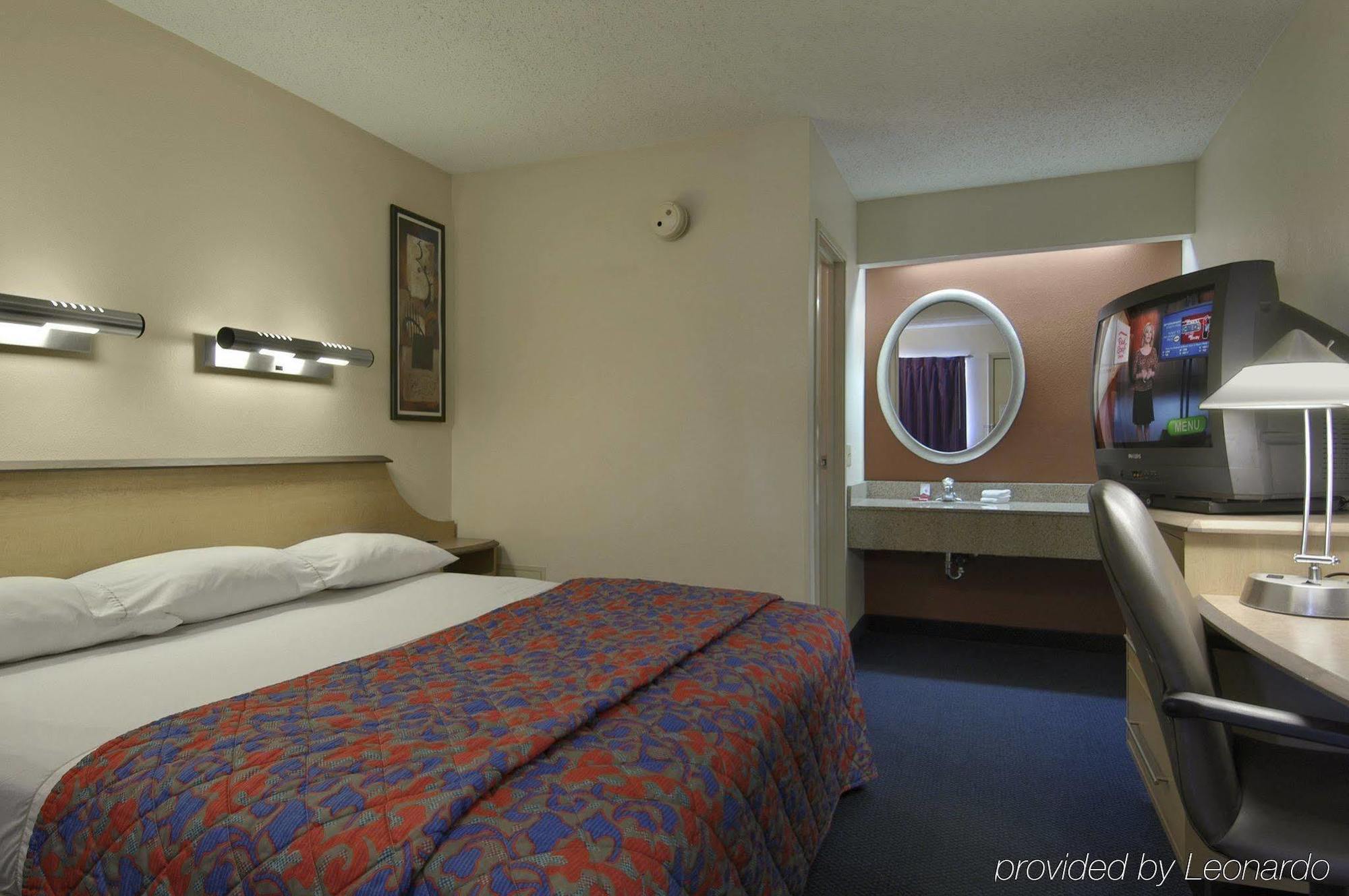 Red Roof Inn Detroit - Фармингтън Хилс Стая снимка