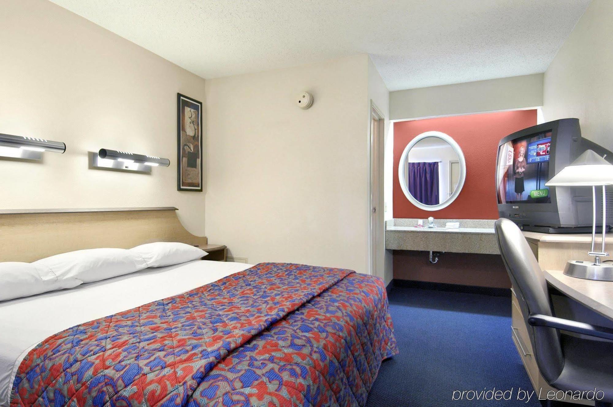 Red Roof Inn Detroit - Фармингтън Хилс Екстериор снимка